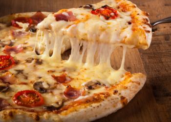 Met deze simpele truc smaakt je diepvriespizza alsof hij vers uit een Italiaanse pizzeria komt