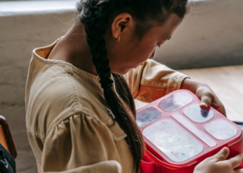 Moeder woedend op school vanwege lunchboxbeleid: “Wie bepaalt wat mijn kind eet?”