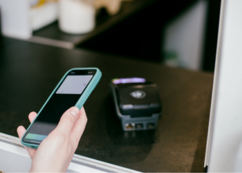 Expert waarschuwt: “Pinnen met je telefoon gaat je uiteindelijk een vakantie kosten”