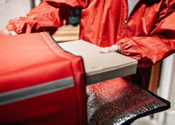 Pizzabezorger vindt klanten steeds gieriger worden: “Ze zouden dit bedrag minimaal als fooi moeten geven”