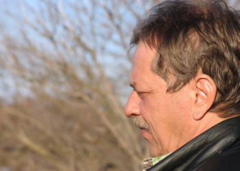 Rob (64) raakt vermogen kwijt aan mooie Nigeriaanse jongedame: “Ik dacht dat ze de liefde van mijn leven was”