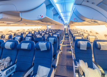 Vliegen straks alleen nog voor de rijken? Prijzen gaan bijna verdubbelen om deze bizarre reden!