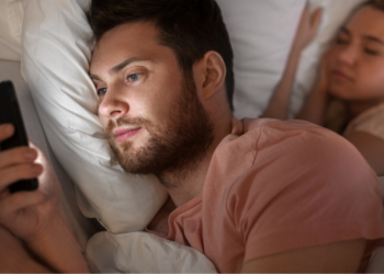 Vreemdgaan wordt steeds normaler door online tijdperk: ‘Zoveel Nederlanders gaan vreemd’