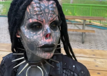 Vrouw laat met trots haar tatoeages zien: “Ik heb mijn neus bewaard in een potje”