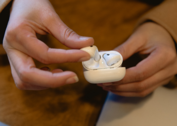 WAARSCHUWING: Dit is waarom draadloze oordopjes slechter zijn dan je denkt!