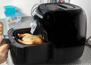 WAARSCHUWING: Laat je airfryer nooit op deze plek staan tijdens gebruik!