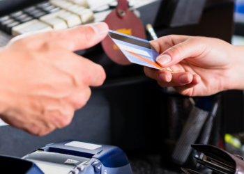 Zes grote winkelketens stoppen met het aannemen van contant geld: “Alleen pinnen toegestaan”