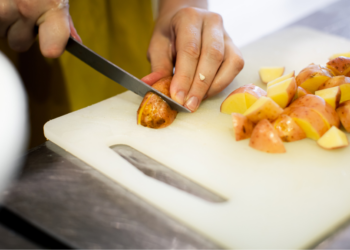 Zo krijg je jouw plastic snijplank weer stralend schoon met deze simpele truc