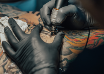 Vader met 240 tattoos krijgt kritiek, maar zijn gezin vertelt de echte waarheid