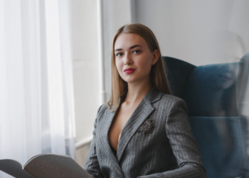 Advocaat Meerle (33) is duidelijk: “Baby’s zouden de achternaam van hun moeder moeten krijgen”