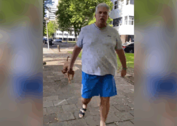 Agressieve man die hond uitlaat valt vrouw aan maar krijgt de volle laag: “Eigen schuld!”
