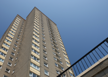 Alleenstaande moeder en dochter leven in nachtmerrie na verhuizing naar sociale huurwoning: “Overal vlooien en muizen”