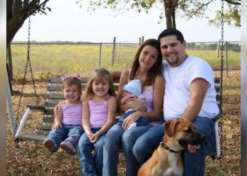 Deze vrolijke familiefoto heeft een vreemd detail dat je waarschijnlijk mist