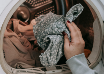 Experts waarschuwen: dit gebeurt er als je je natte was in de wasmachine laat liggen!