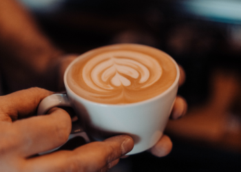 Experts waarschuwen voor explosieve stijging koffieprijzen: “Zóveel ga je straks betalen per kopje!”