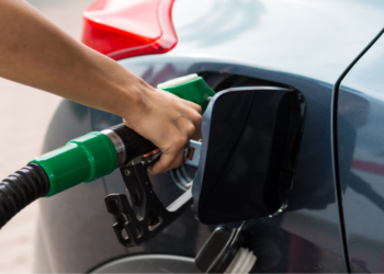 Explosieve stijging benzineprijs op komst: “Rijden wordt onbetaalbaar zonder hulp van het kabinet”