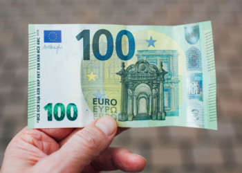 Geld gevonden op straat? Dit moet je er mee doen volgens de wet!