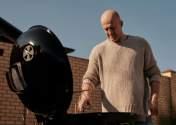 Gert (52): “Ik wil gewoon BBQ’en in mijn tuin, ook al zegt de buurvrouw dat ze er last van heeft”
