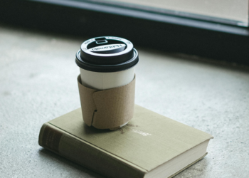 Goed nieuws! Plastic bakjes en bekers krijg je vanaf volgend jaar weer gratis mee