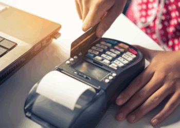 In deze regio gaan ze ‘cash-only’ afschaffen: “Alleen nog pinnen toegestaan in winkels en horeca”