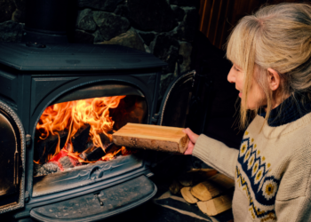 Ina (66): “Ik vind het belachelijk dat ik mijn houtkachel straks niet meer mag gebruiken in mijn eigen huis”
