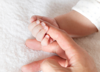 Kalvijn en Nina Warink ouders geworden: “Zo’n bijzondere naam hoor je niet vaak”