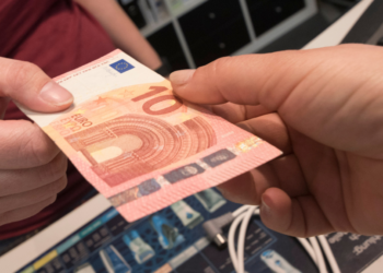 Let op! Het is een risico om je glazenwasser of thuiskapper contant te betalen!