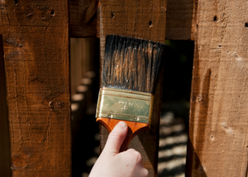 Mag je zelf je schutting verven zonder toestemming? Dit zegt de gemeente
