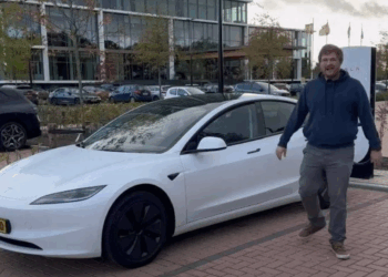 Man die drie jaar geleden een Tesla kocht, schikt zich kapot als hij erachter komt wat die nu nog waard is