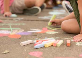 Marion (36): “Mijn kinderen mogen niet buiten spelen, omdat de buren het te druk vinden voor hun huis”