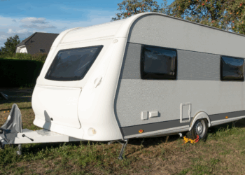 Martin (54) heeft ruzie met zijn buurman: “Hij wil zijn caravan niet verwijderen en ik moet er elke dag tegenaan kijken!”