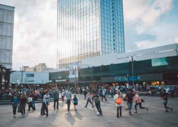 Moeder geeft kinderbijslag uit aan flinke shopsessie bij Primark: “Moeders verdienen ook iets nieuws”