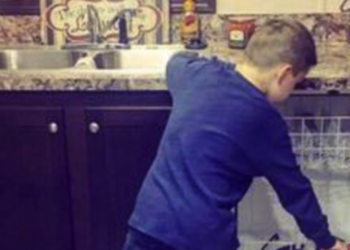 Moeder laat haar 7-jarige zoon zelf koken en afruimen: “Dit zouden veel meer ouders moeten doen”