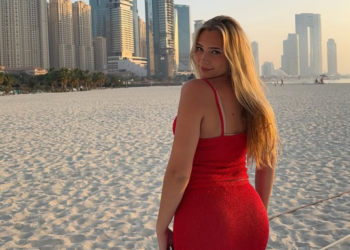 Nederlandse Delfine deelt gedurfde selfie in open top tijdens verblijf in Dubai