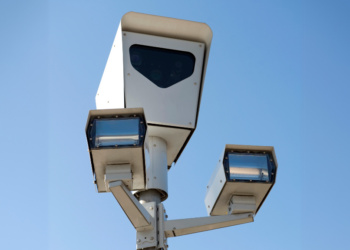 Nieuwe AI-flitscamera’s kunnen zien wat je ín de auto doet: “Ze controleren niet meer alleen je snelheid”