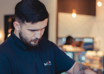 Ober Max (32): “Nederlanders geven te weinig fooi op het terras, dit is wat je écht hoort te geven!”