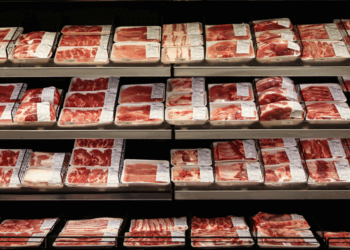 Onderzoek onthuld: je leeft zoveel jaar langer als je minder bewerkt vlees eet