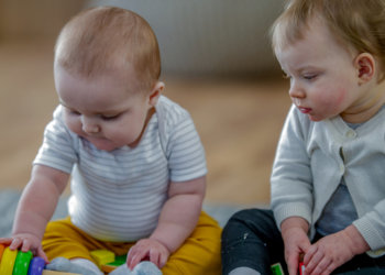 Rianne laat regelmatig haar dreumes (3) en baby (1) alleen thuis: “Even snel de deur uit moet kunnen”