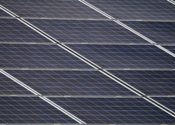 Schokkend: Dit is wat Saharazand met de opbrengst van je zonnepanelen doet – en dit kun je eraan doen!