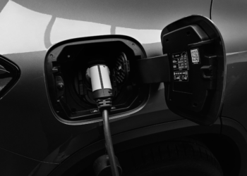 Steeds meer Nederlanders overwegen elektrisch rijden: “Benzine wordt gewoon te duur”