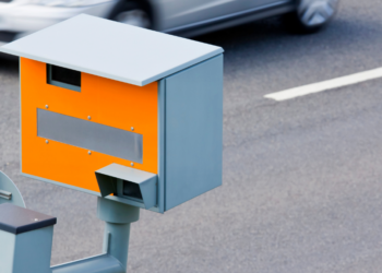 Trap er niet in! Dit zijn de nieuwste verborgen flitsers in Nederland (en zó herken je ze om een boete te voorkomen)