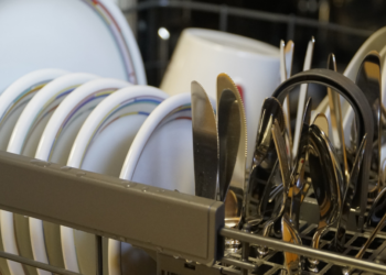 Vaatwasser ’s nachts laten draaien of niet? Dit bespaart je de meeste centen