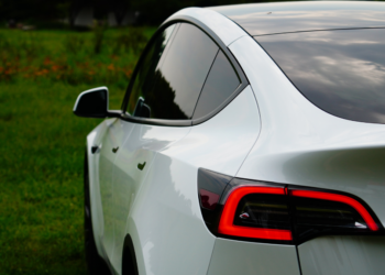 Vandalisme aan Tesla-auto zorgt voor opschudding: “Wie zit hier achter?”