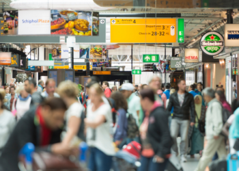 Vrouw met maat 6L is woest op luchthavenpersoneel: “Ze weigerden mijn rolstoel te duwen”