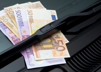 Waarschuwing! Dit is waarom je briefgeld onder je ruitenwissers NOOIT moet aanraken