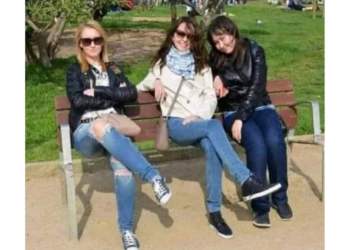 Wat klopt er niet op deze foto van drie vrouwen op een bankje?