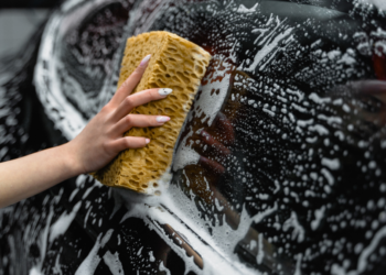 Zo hoog is de boete die je kan krijgen als je je auto wast op je eigen oprit