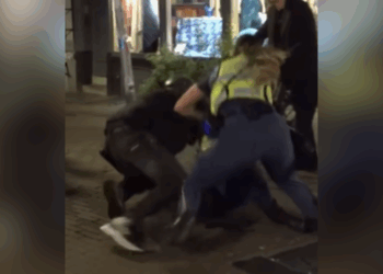 Agressieve man slaat op hol en raakt in gevecht met handhavers bij arrestatie