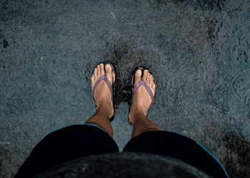 Autorijden met slippers: mag dat nou echt of niet? Dit is het officiële antwoord!