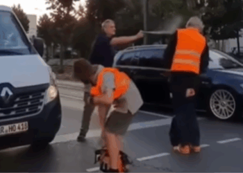 Klimaatactivisten gaan voor z’n auto staan… maar deze man is er klaar mee